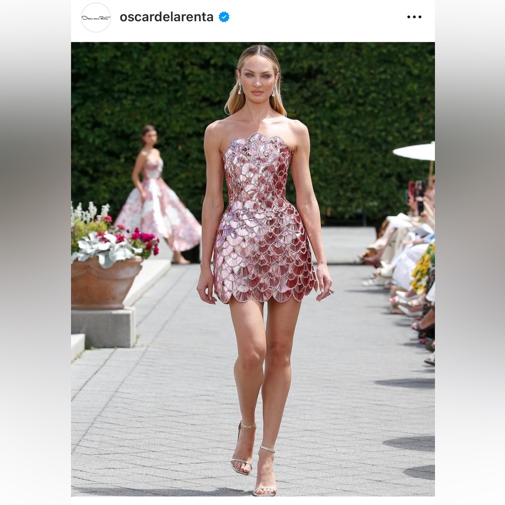 Oscar de la Renta
Sequined Scallop Dress - Picture 2 of 10